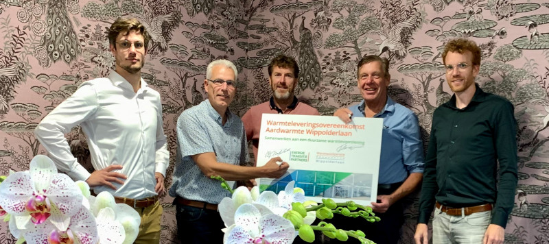 Op de afbeelding: Tarek Hopman (ETP), Ewald de Koning (Ter Laak Orchids), Bart de Bakker (Bakker Tomaten), Ted van Luijk (Aubergine kwekerij van Luijk) en Stijn Wolterink (ETP).