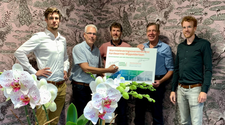 Op de afbeelding: Tarek Hopman (ETP), Ewald de Koning (Ter Laak Orchids), Bart de Bakker (Bakker Tomaten), Ted van Luijk (Aubergine kwekerij van Luijk) en Stijn Wolterink (ETP).